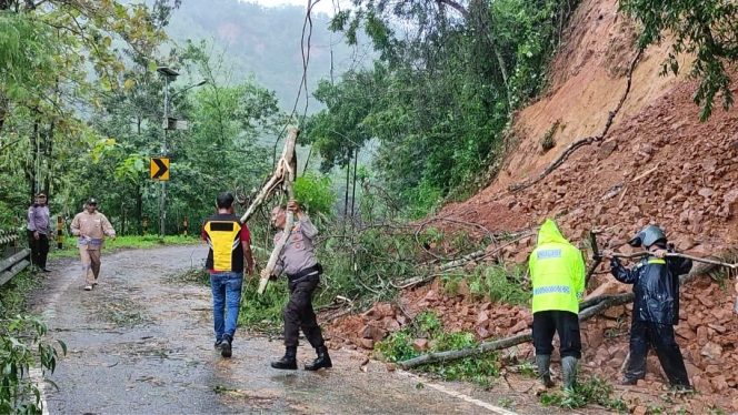 
 Longsor di Jalur Pacitan-Ponorogo, Tebing 15 Meter Runtuh Tutup Separuh Jalan