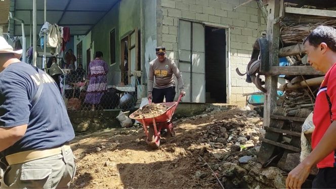 
 Polsek Arjosari Sigap Bantu Warga Terdampak Longsor di Dusun Wonosari