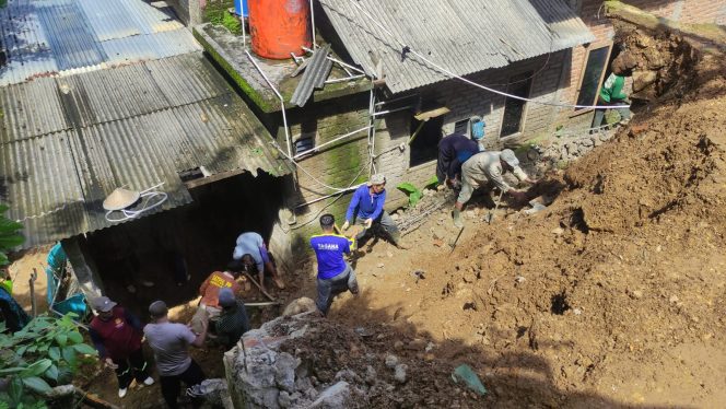 
 Warga Gotong Royong Membersihkan Material Longsor (Foto: Trinoto - Lensa Pacitan)
