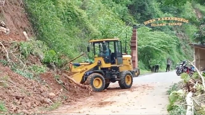 
 Dinas PUPR Pacitan Kerahkan Alat Berat untuk Tangani Longsor di Arjosari