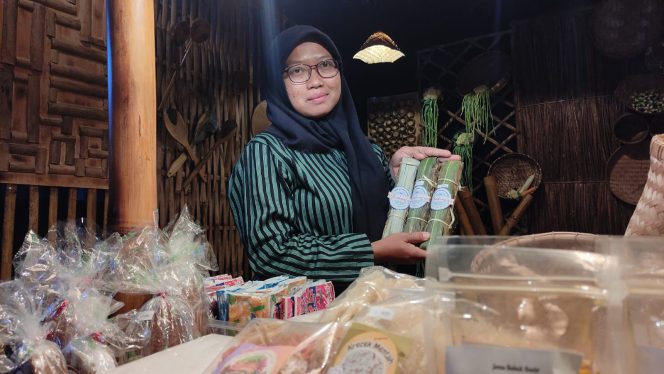 
 Wati Menunjukkan Tempe Buatannya saat Bazar Kentong Aji Beberapa Waktu Lalu (foto: Trinoto - Lensa Pacitan) 