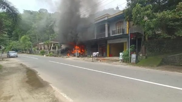 Kebakaran di Depan Balai Desa Gedangan Tegalombo, Tiga Mobil Damkar Dikerahkan