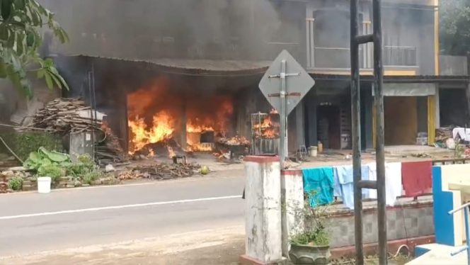 
 Kobaran Api Membakar Rumah Di Gedangan Tegalombo (foto: istimewa) 