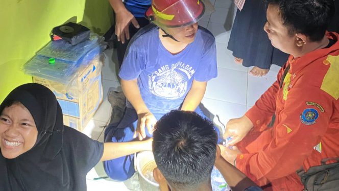 
 Tim Damkarmat SatpolPP Pacitan Tengah Melakukan Evakuasi Jari Masuk Gagang Sapu (foto: Istimewa)