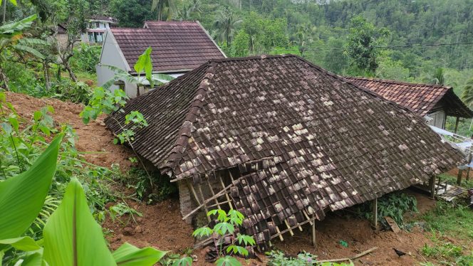 
 Kondisi dua rumah milik Dwi Suranto di Dusun Mloko, Desa Karanggede, Pacitan. (foto: Trinoto - Lensa Pacitan) 