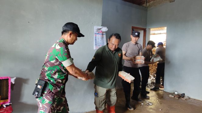 
 Kolaborasi TNI, Polri, Satpol PP, dan Pemerintah Desa Karanggede Bantu Warga Terdampak Longsor