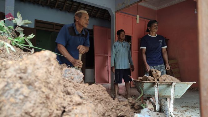 
 Warga Bergotong Royong Membersihkan Material Longsor Dirumah Sarun (foto: Trinoto) 
