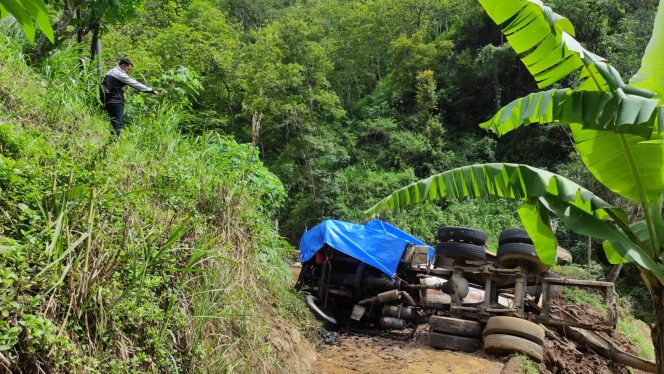 
 Trus Mixer Semen Tercebur ke Sawah (foto: Trinoto) 