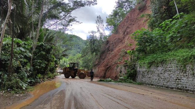 
 Petugas Bina Marga Provinsi Jatim Melakukan Pembersihan Longsor (foto: Trinoto - Lensa Pacitan