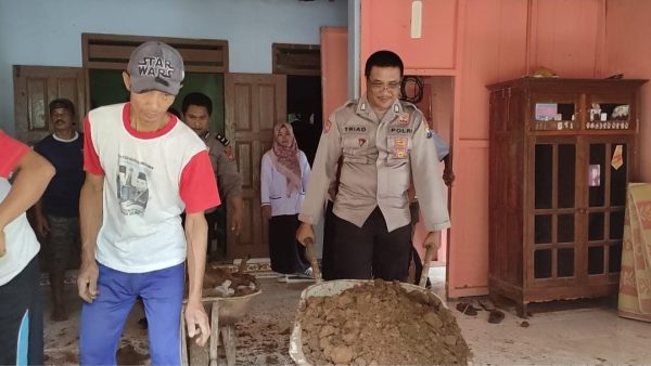 Polisi Cepat Tanggap Bantu Warga yang Rumahnya Rusak Akibat Longsor
