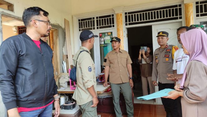 
 Bupati Pacitan Kunjungi Rumah Korban Longsor di Gondang, Nawangan