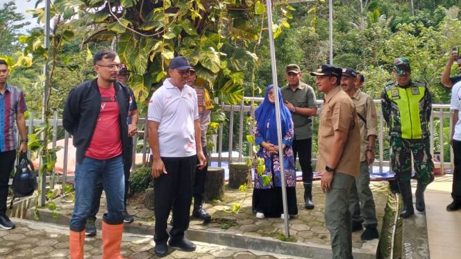 
 Tinjau Sekolah Rusak, Bupati Pacitan Prioritaskan Keselamatan Siswa dan Guru