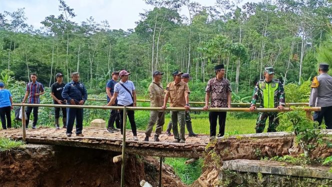 
 Mas Aji bersama Forkopimca Meninjau Jembatan Rusak (Foto: istimewa) 