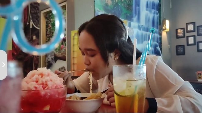 
 Pelanggan Menyantap Bakso Gribras (foto: Trinoto) 