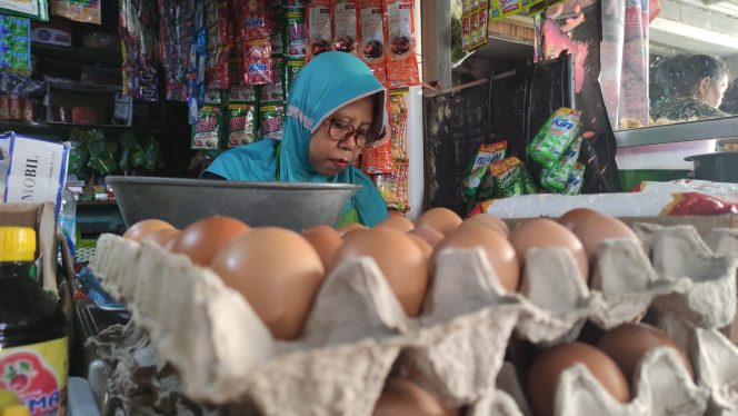 
 Pedagang di Pasar Arjowinangun, Pacitan (Foto: Trinoto - Lensa Pacitan) 