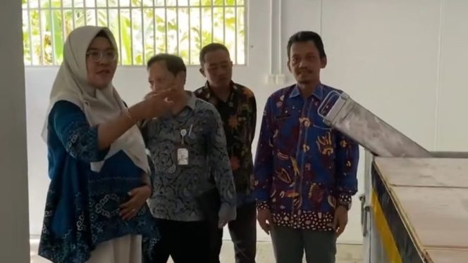 
 Pabrik Es Portable Beroperasi, Nelayan Ngadirojo Dapat Akses Es Berkualitas