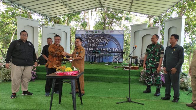 
 Presiden Direktur The Lawu Group, Parmin Sastro Wijono, bersama Asisten Bidang Pembangunan Bambang Marhanedarwan saat meluncurkan Mentari Ocean View, (foto: Trinoto - Lensa Pacitan) 