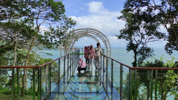 Sensasi Jembatan Kaca di Mentari Ocean View, Tiketnya Cuma Segini!