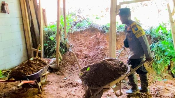 Diterjang Longsor, Tembok Rumah Warga di Kecamatan Nawangan Jebol