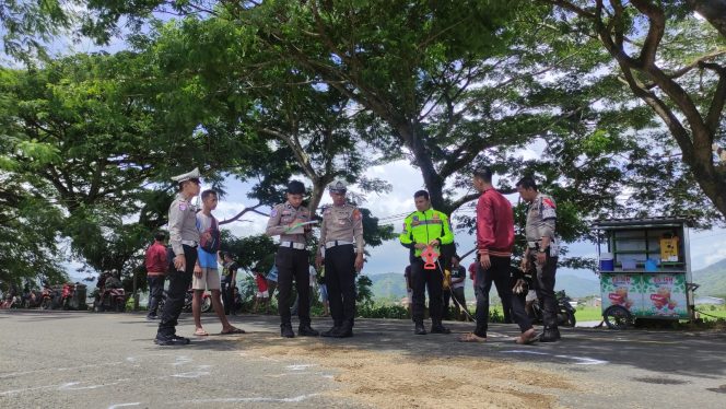 
 Anggota Satlantas Polres Pacitan Melakukan Olah TKP Laka Lantas Maut di Pertigaan JLS Sirnoboyo (foto: Trinoto) 
