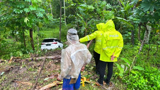 
 Anggota Satlantas Polres Pacitan Melakukan Olah Tempat Kejadian Perkara Fortuner Terjun Ke Jurang. (Foto: istimewa) 