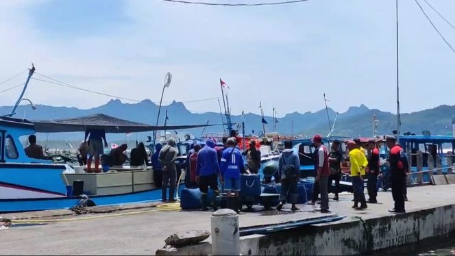 
 Sejumlah Kapal Nelayan Bersandar di Dermaga (foto: Trinoto) 