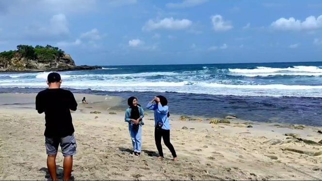 
 Pengunjung Pantai Klayar Swafoto dengan Latar belakang Pantai (foto: Trinoto - Lensa Pacitan) 