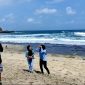 Pengunjung Pantai Klayar Swafoto dengan Latar belakang Pantai