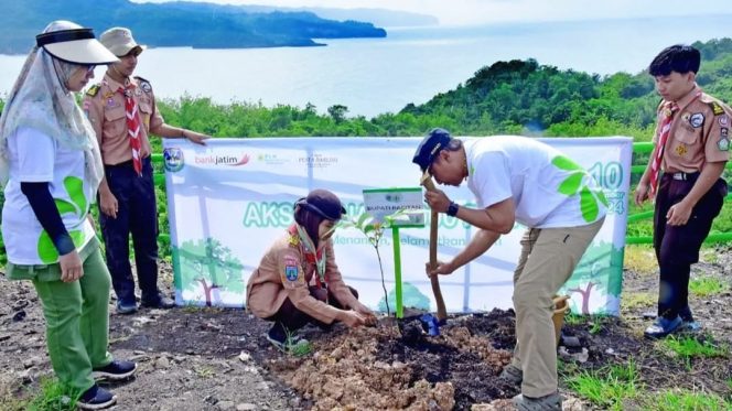 
 Bupati Indrata Nur Bayuaji Menanam Pohon (foto/ Prokopim)