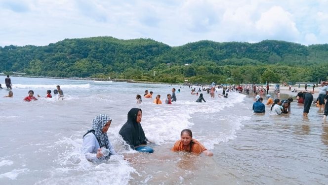 
 Ribuan wisatawan menikmati momen liburan Tahun Baru 2025 di Parai Beach Resort Telengria Pacitan, bermain air, bercengkerama, hingga menikmati berbagai fasilitas unggulan yang ditawarkan.(foto: istimewa) 
