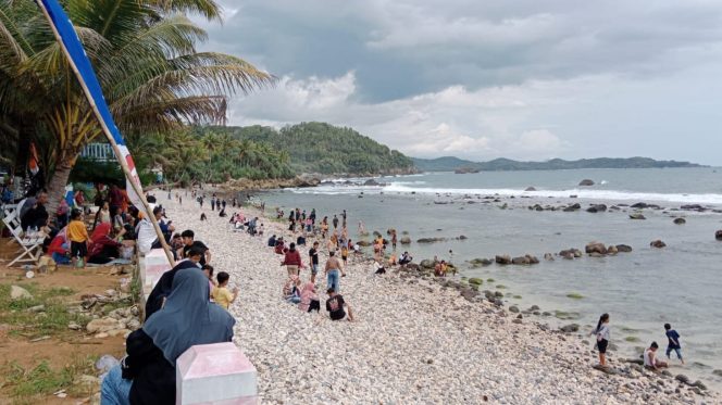 
 Pengunjung Berwisata di Pantai Pidakan, Jetak pada Libur Tahun Baru (1/1/2025). (foto: istimewa) 