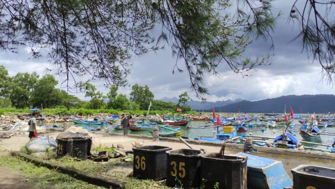 
 Dua Orang Nelayan Sedang Memperbaiki Jaring di Pelabuhan Tamperan Pacitan (foto: Trinoto) 