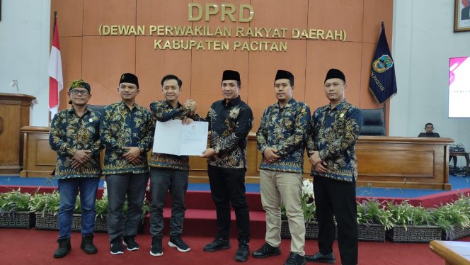 
 Ketua DPRD Pacitan, Arif Setia Budi, menerima secara resmi SK dan berita acara penetapan pasangan calon terpilih dari Ketua KPU Pacitan, Ashwika Budhi Arfandi, didampingi anggota KPU. (foto: trinoto)
