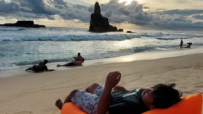 
 Asyiknya Nikmati Liburan di Pantai Buyutan, Donorojo, Pacitan