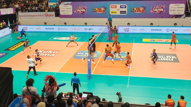 
 Tim Jakarta LavAni Livin' Transmedia VS Surabaya Samator Proliga 2025 di Jawa Pos Arena, Minggu (26/1/2025). (foto:Heri) 