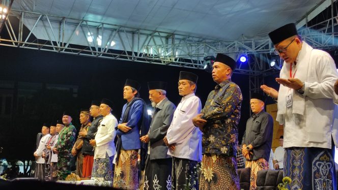 
 Tumplek Blek, Belasan Ribu Warga Hadiri Pengajian Gus Iqdam