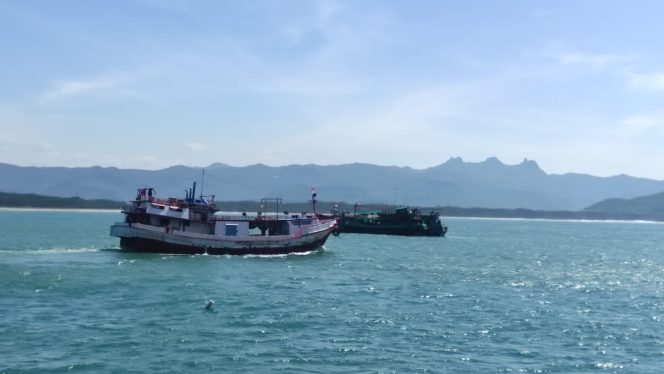
 Puluhan Kapal Nelayan Cilacap Berteduh di Teluk Pacitan Akibat Cuaca Buruk