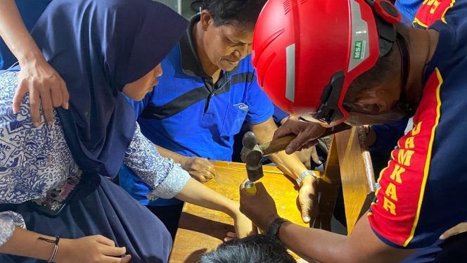 
 Ulah Iseng Siswi SMP di Pacitan Jari dimasukkan Ke Lubang Kursi