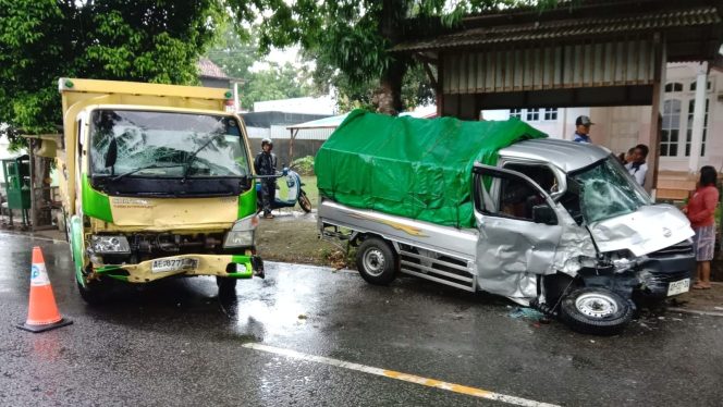 
 Dua Mobil Bertabrakan, Empat Orang Luka-luka