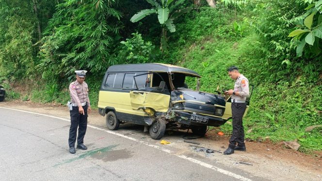 
 Adu Banteng Grand Max vs Carry di Tegalombo, Dua Pengemudi Dilarikan ke Puskesmas