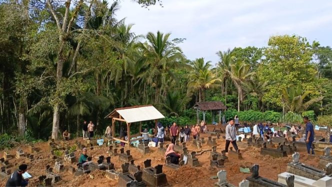 
 Sambut Ramadhan Ratusan Warga Doa Bersama di Pemakaman Kacangan