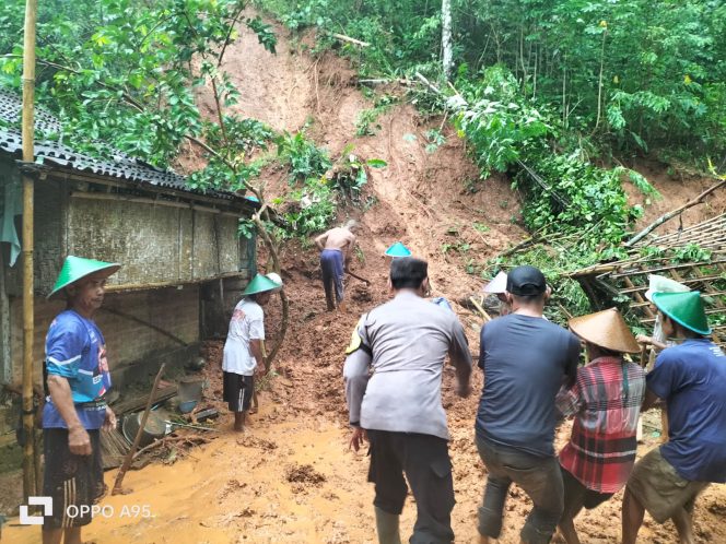 
 Tanah Longsor di Jetiskidul Arjosari, Dapur Rumah Warga Tertimbun