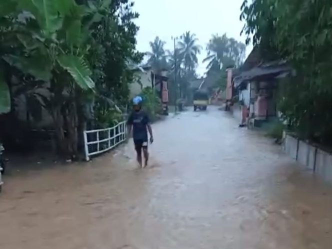 
 Banjir Bandang Putus Akses Cangkring-Wonodadi Kulon, Rumah Warga Terendam