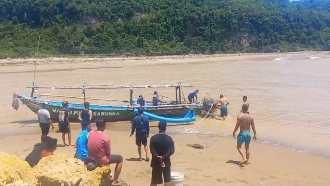 
 Dua Perahu Nelayan Tergulung Ombak di Pancer Dorr, Nelayan Muda Selamat dari Maut