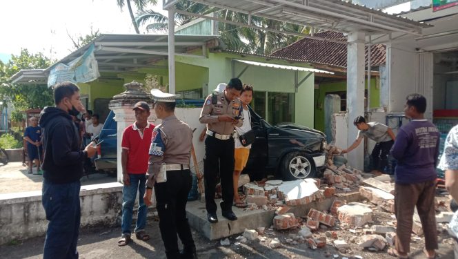 
 Diduga Mengantuk, Panther Tabrak Avanza dari Belakang, Sopir Terluka