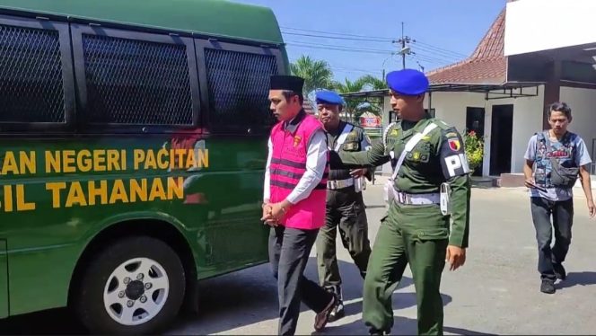 
 Mantan Pejabat Bank BUMN di Pacitan Divonis 8 Tahun Penjara dalam Kasus Korupsi