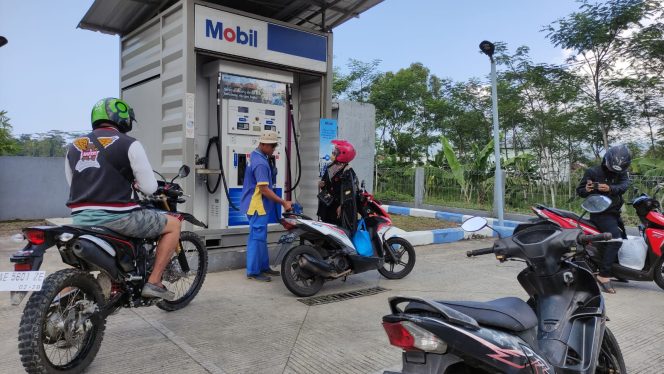 
 Isu Pengoplosan Pertamax, Penjualan BBM di SPBU Mini ExxonMobil Pacitan Meningkat