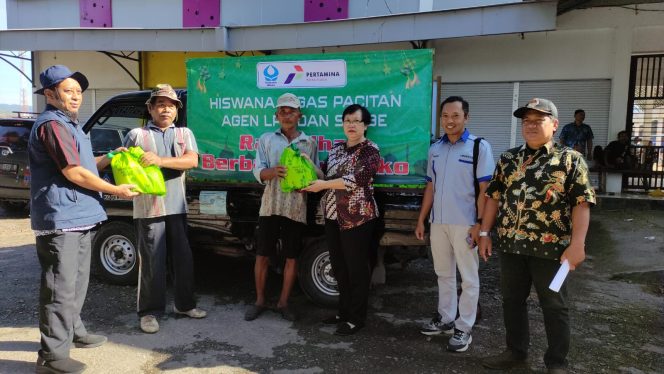 
 Pertamina dan Hiswana Migas Bagikan 245 Paket Sembako untuk Kuli Panggul di Pasar Tradisional Pacitan