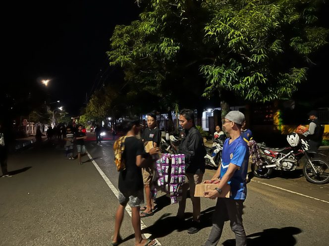 
 Karang Taruna Pacitan Bagikan Ribuan Bunga untuk Peserta Rontek Gugah Sahur