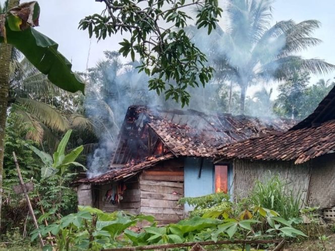 
 Lupa Matikan Kompor, Separuh Rumah Kasnen Hangus Terbakar